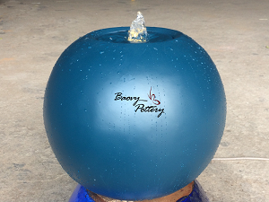 Fuente de polystone de bola azul.