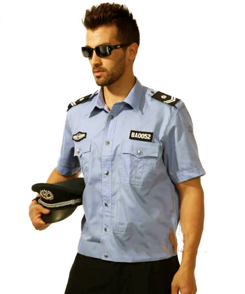 Uniforme de seguridad de color azul claro.