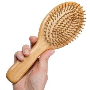 Cepillo grande para el cabello de bambú.
