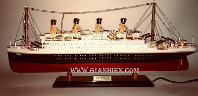 Modelo del RMS Titanic con bote salvavidas luminoso