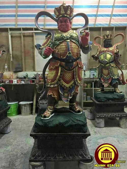Las estatuas de los cuatro Reyes Celestiales
