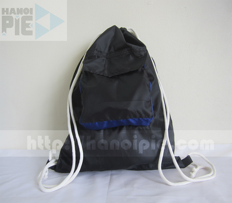 Bolsa de poliéster negra con cordón.