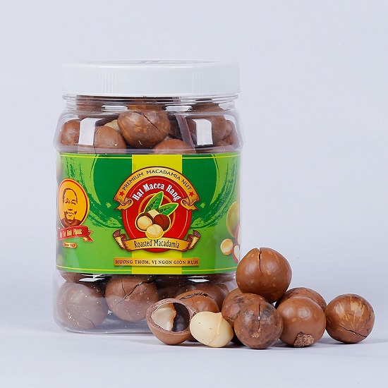 Nuez de macadamia tostada con cáscara agrietada