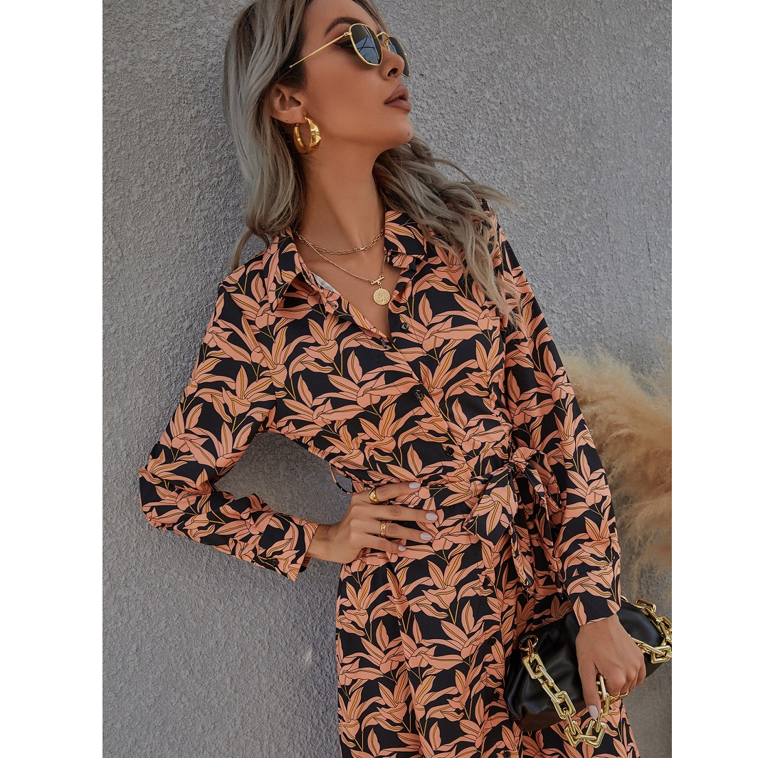 Vestido estampado floral completo con botones delanteros y cinturón.