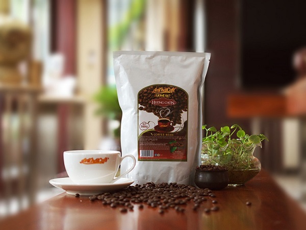 Granos de café tostados de la comadreja marrón