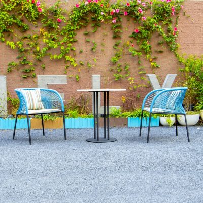 Conjunto de muebles de mimbre con cuerda para patio al aire libre.