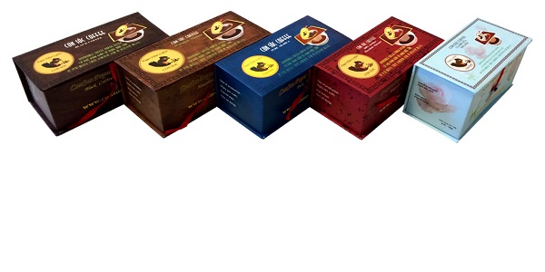 Café filtrado con filtro de papel en caja rectangular.