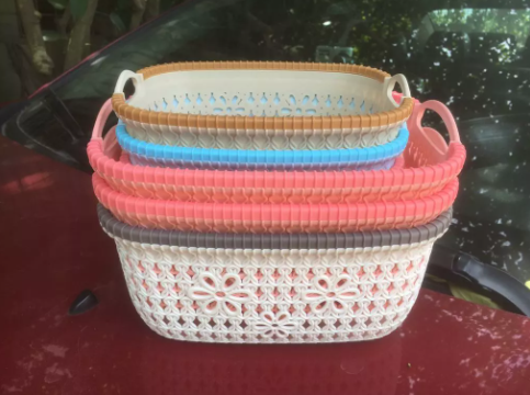 Cesta de plástico para tejer