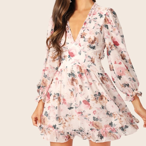 Escote de sobrepelliz, espalda abierta con botones, detalle de volantes y falda acampanada...