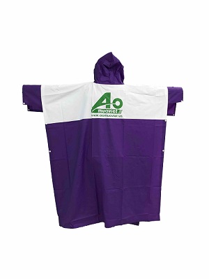 Impermeable de alas de murciélago blanco y morado
