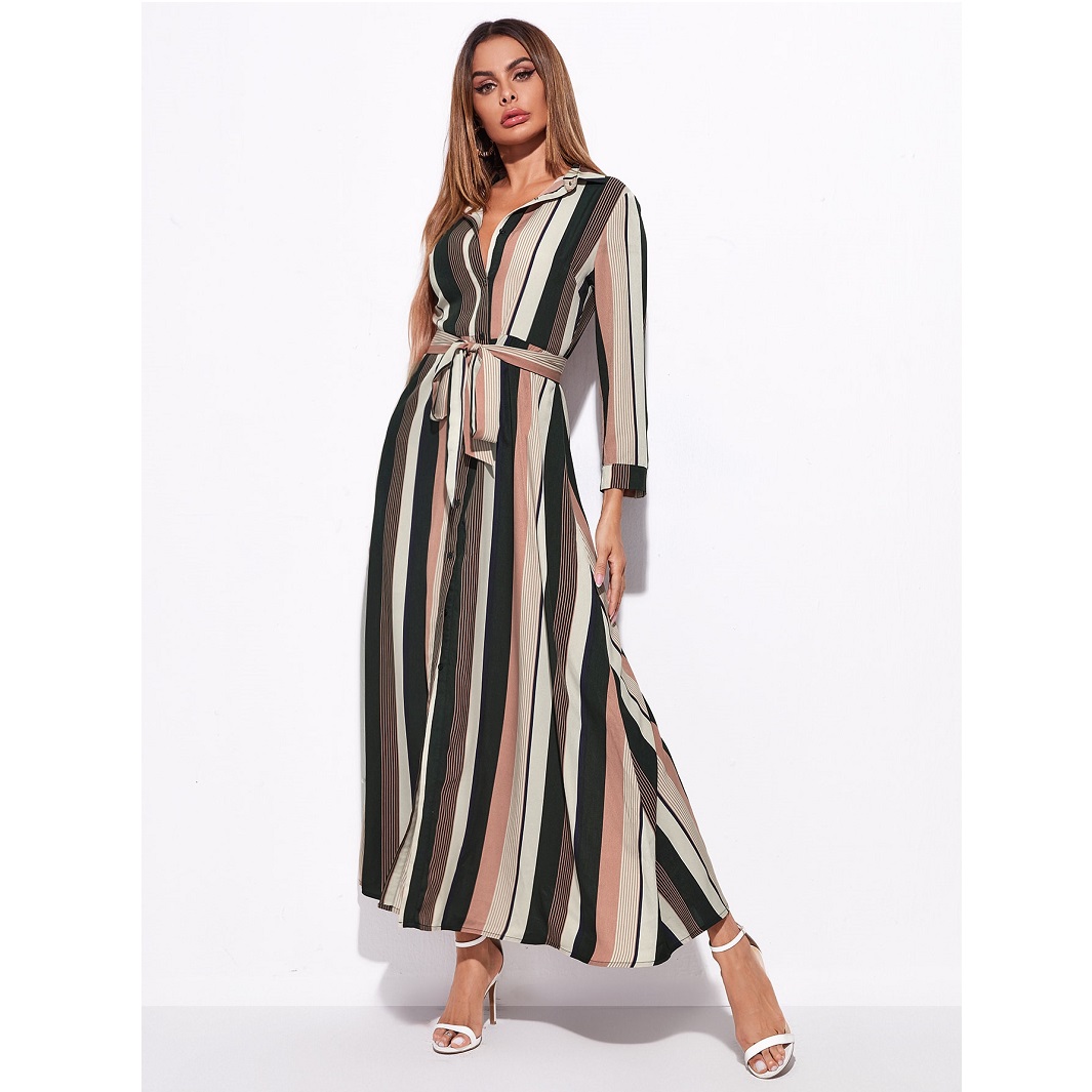 Un vestido de rayas con cinturón y mangas largas.