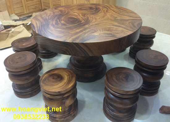 Mesas y sillas de madera maciza