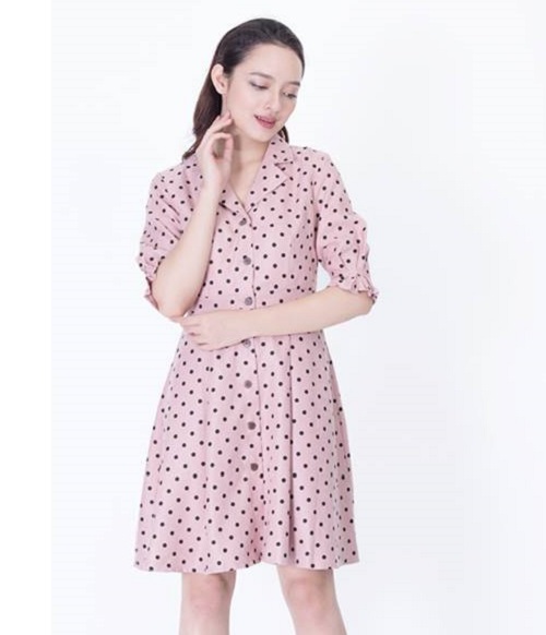 Vestido de lunares rosados.