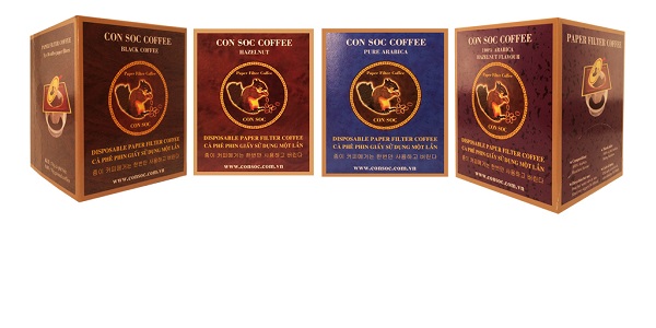 Café filtrado con filtro de papel en caja cuadrada.