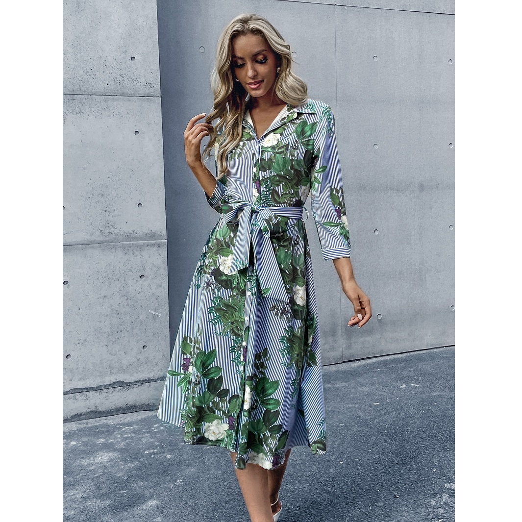 Camisa de mujer a rayas con estampado floral y cinturón abotonado...