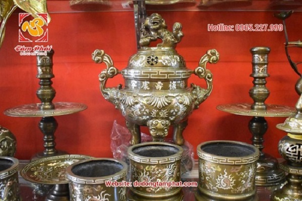 Conjunto de altar incrustado