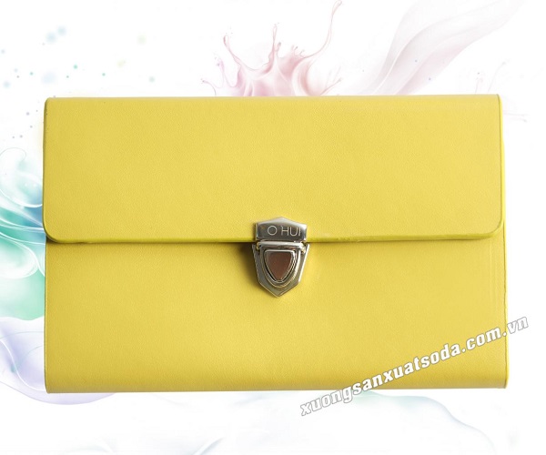 Bolso de cuero amarillo