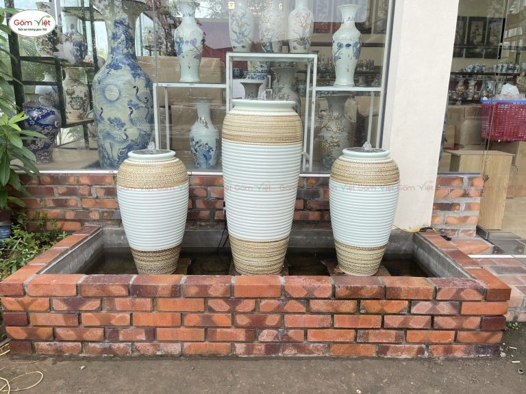 Conjunto de tres jarrones de agua de brocado.