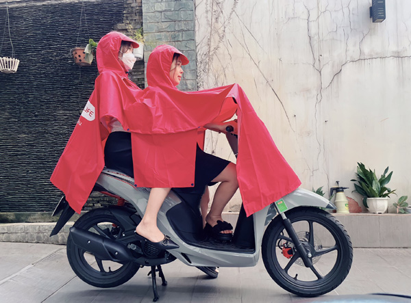 Impermeable de doble cabeza con alas de murciélago.