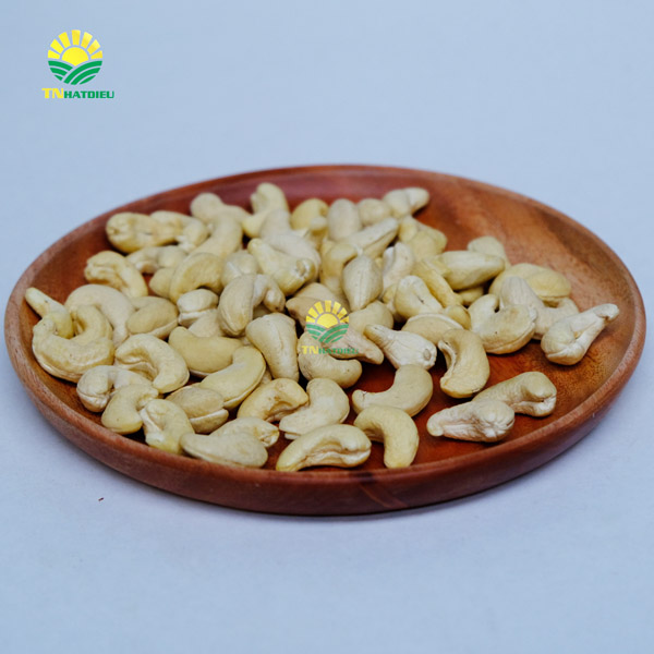 Un mayorista de nueces de anacardo vietnamitas rotas a granel de 10 kg.