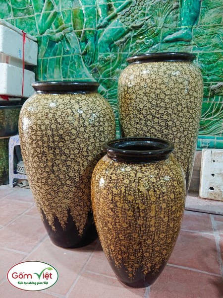 Conjunto de tres jarrones decorativos de agua para jardín.