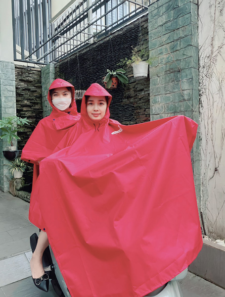 Impermeable de doble cabeza con alas de murciélago.