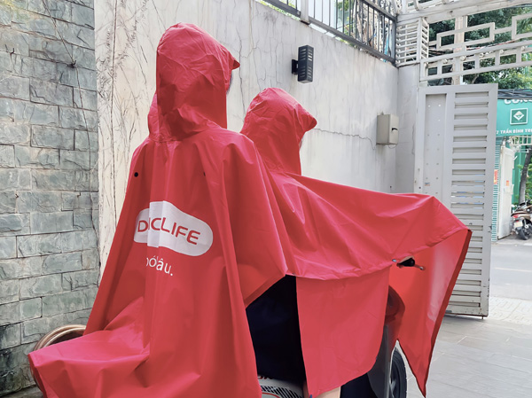 Impermeable de doble cabeza con alas de murciélago.